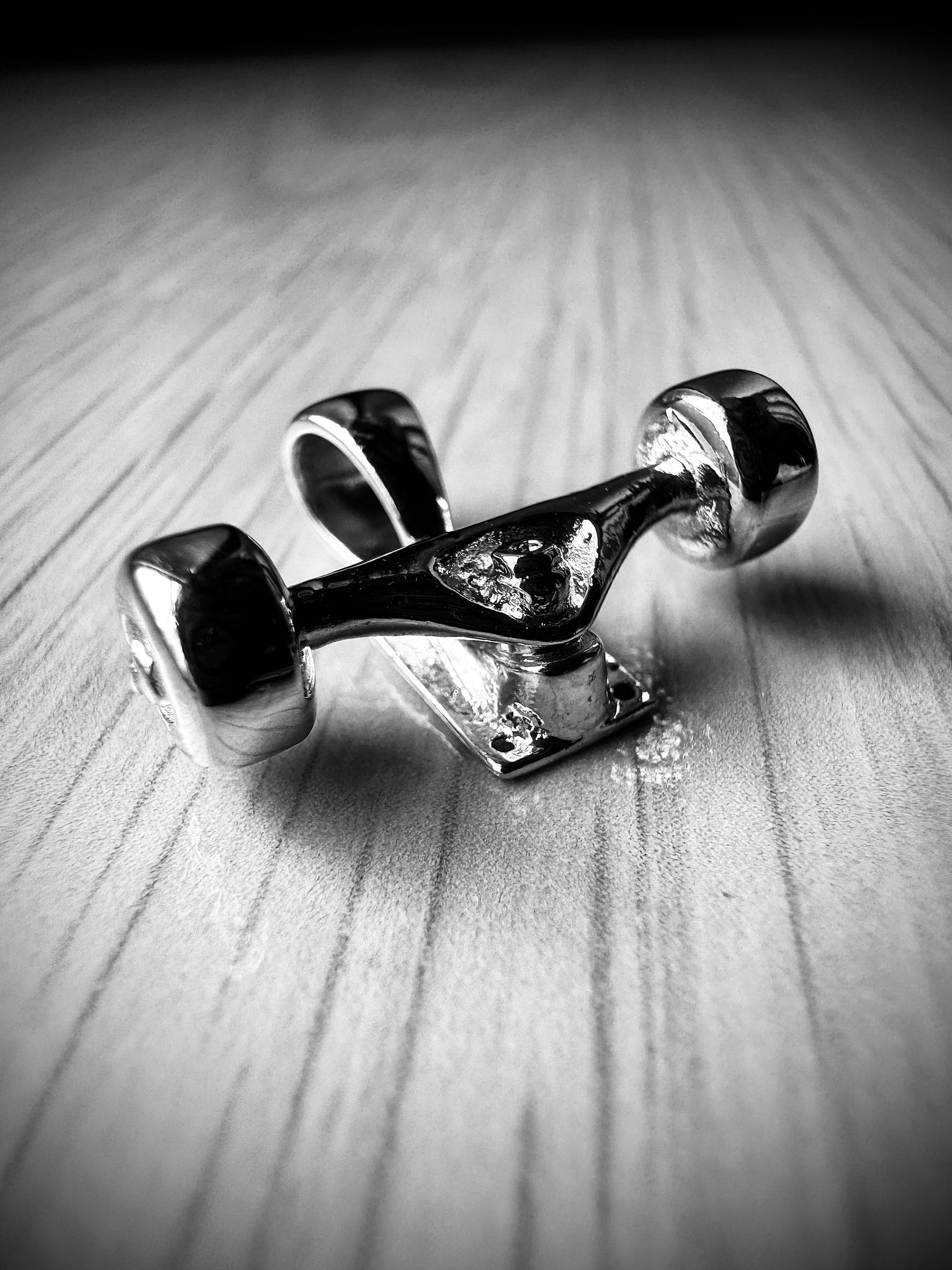 Skateboard Truck w/Wheels Pendant (Silver)
