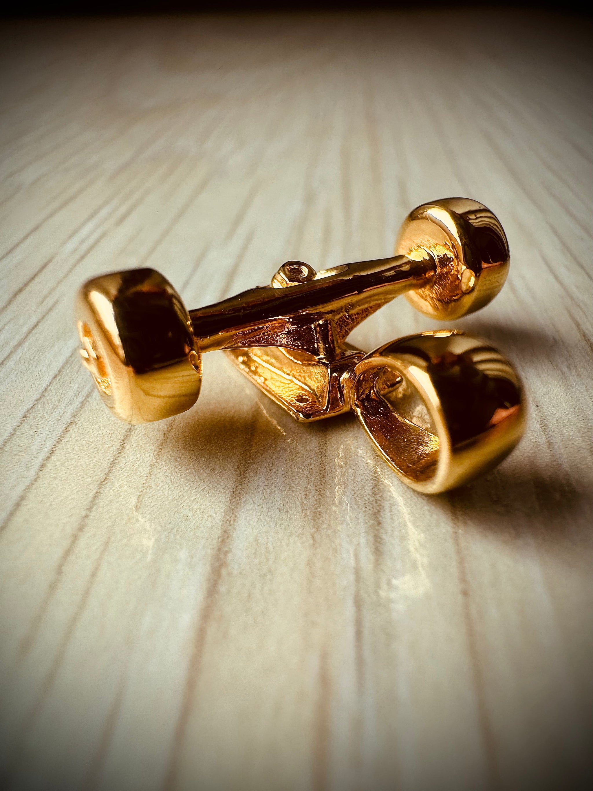 Skateboard Truck w/Wheels Pendant (Gold)