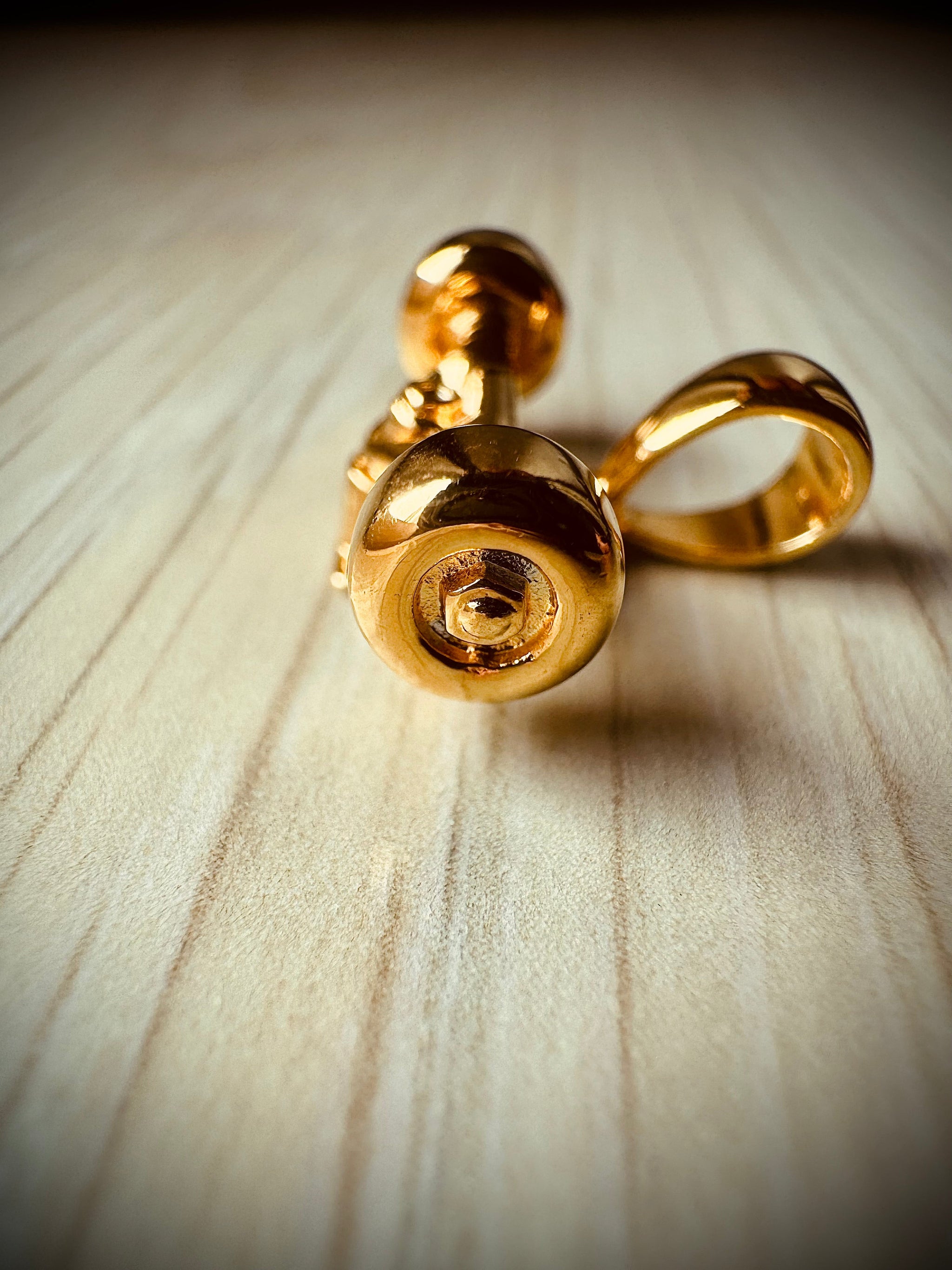 Skateboard Truck w/Wheels Pendant (Gold)