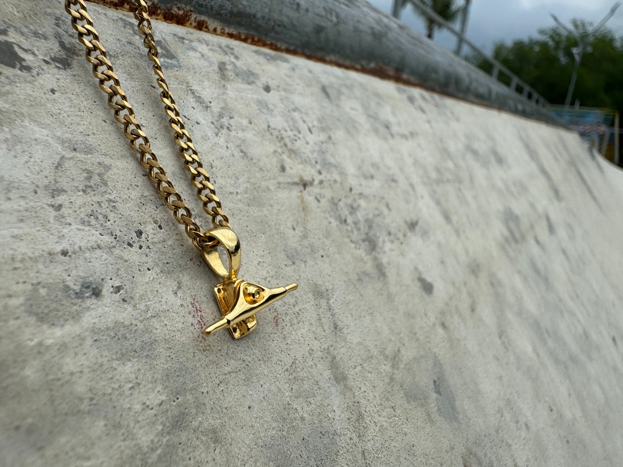 Skateboard Truck Pendant (Gold)