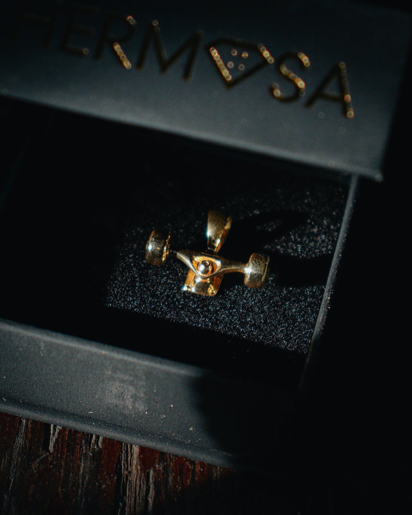 Skateboard Truck w/Wheels Pendant (Gold)