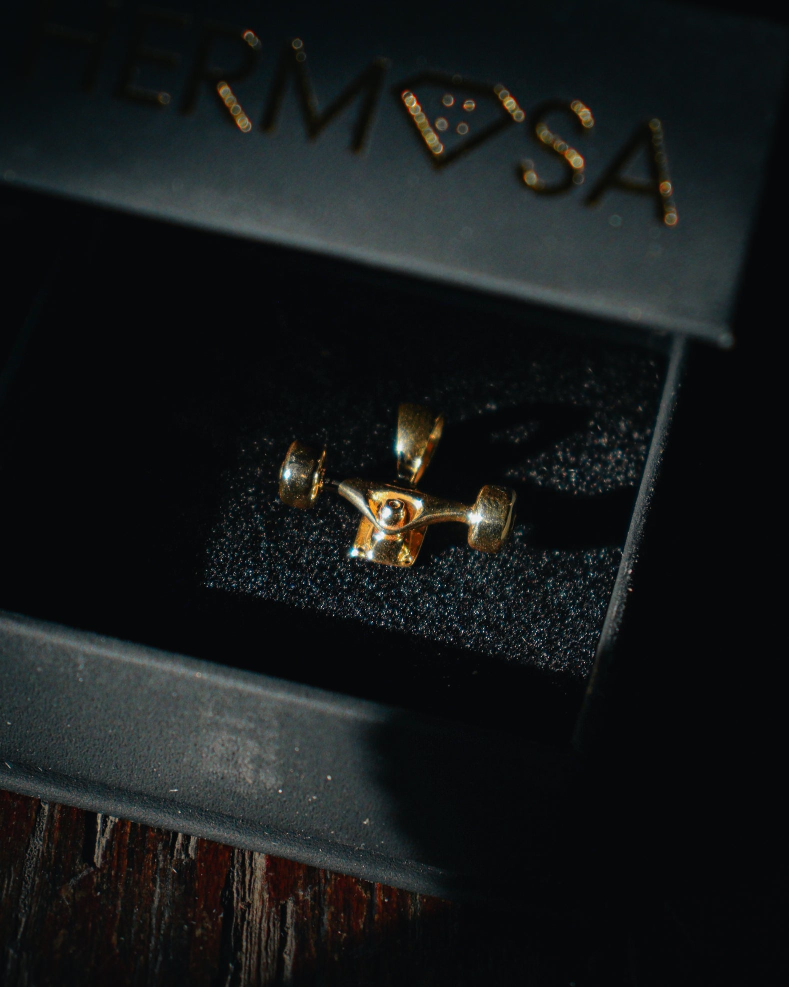 Skateboard Truck w/Wheels Pendant (Gold)