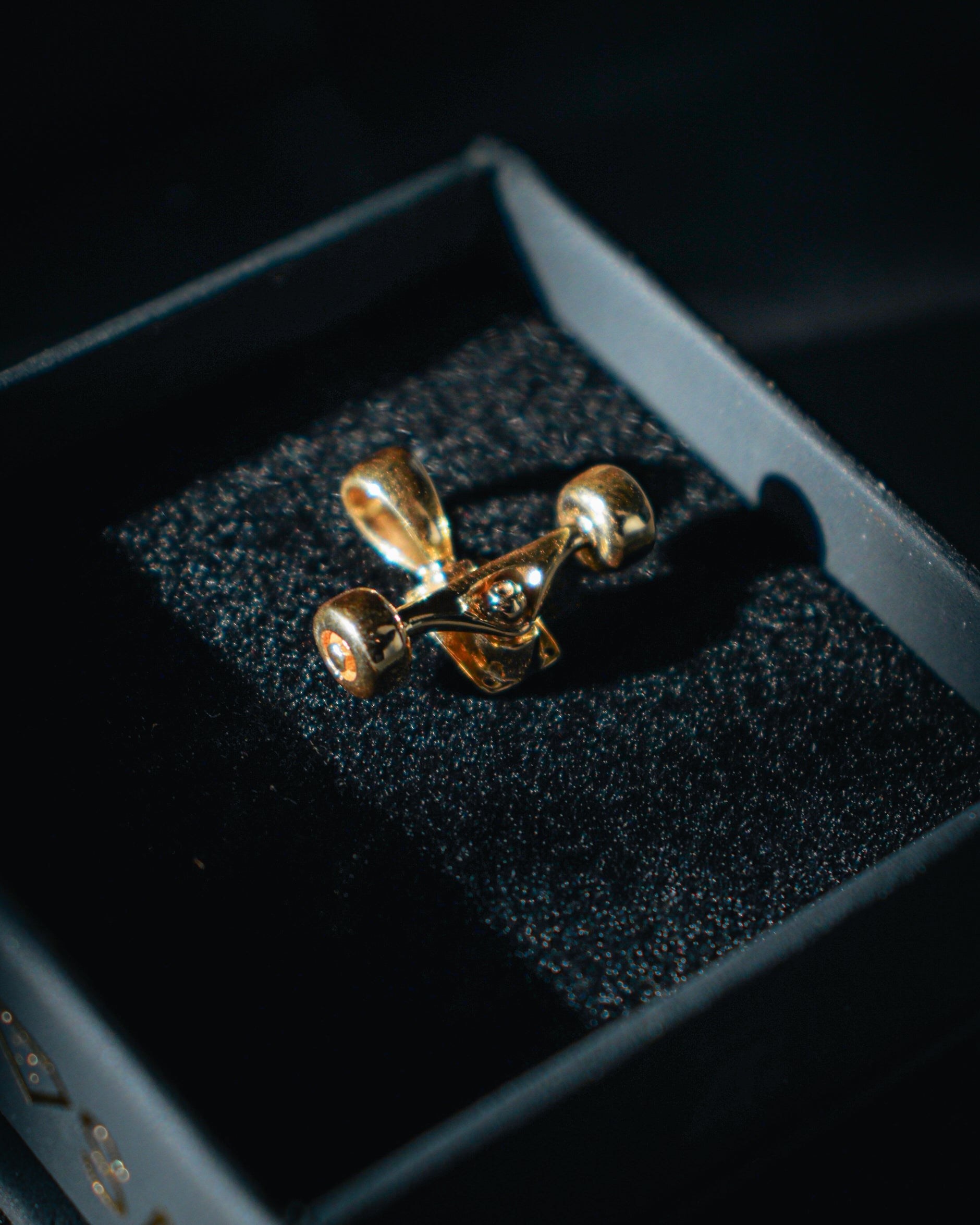 Skateboard Truck w/Wheels Pendant (Gold)